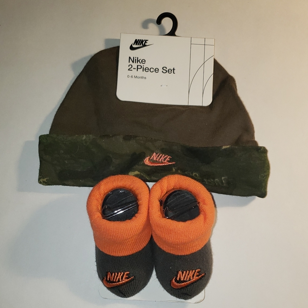 NIKE INFANT HAT AND BOOTY SET